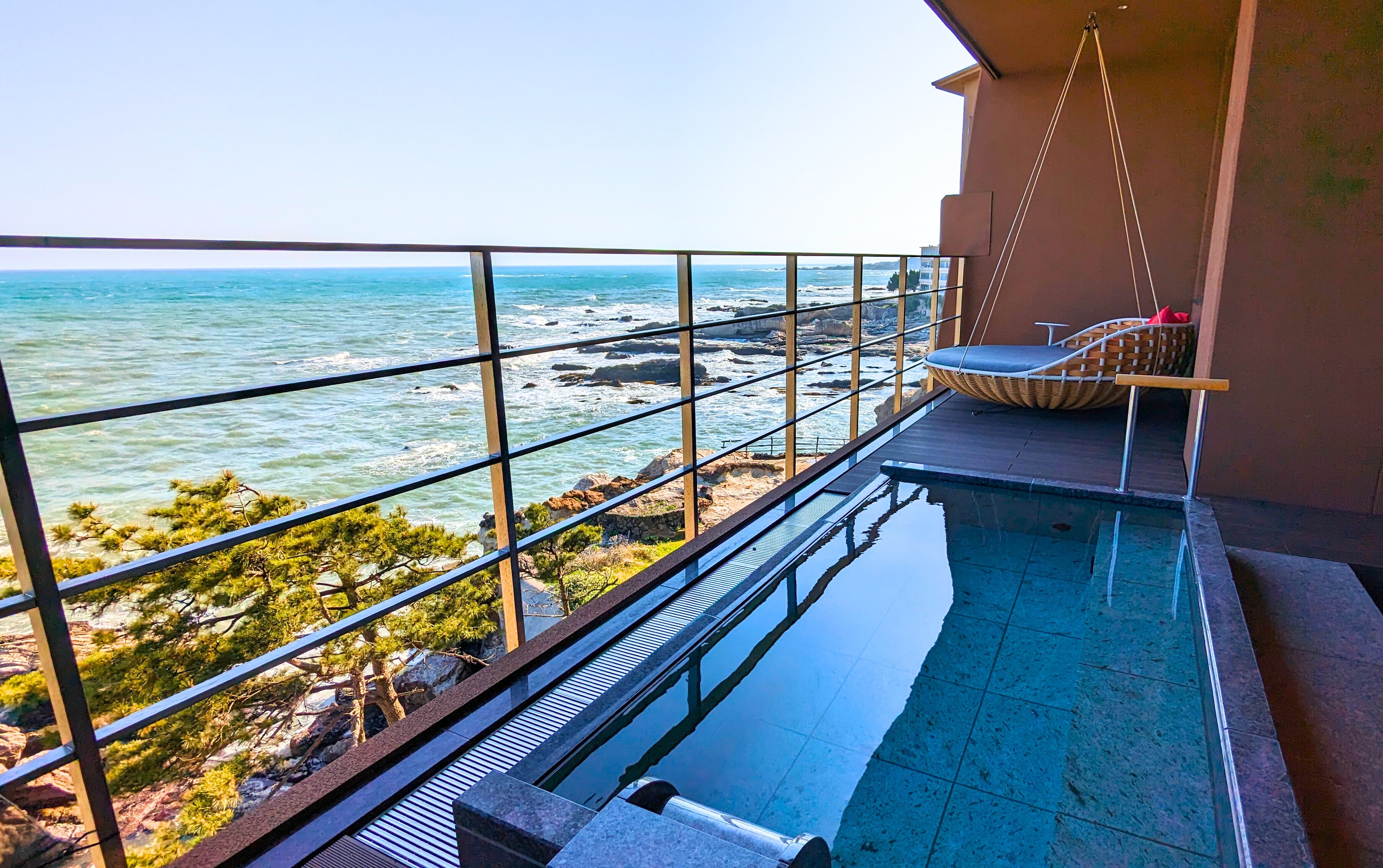 ホテル是空の客室露天風呂と、湯船から見える太平洋の景色